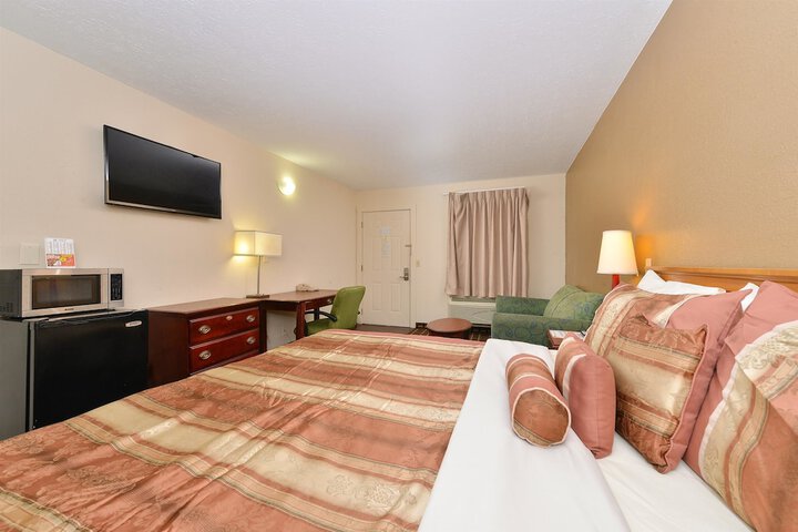 1 King Bed Suite (1 of 4)