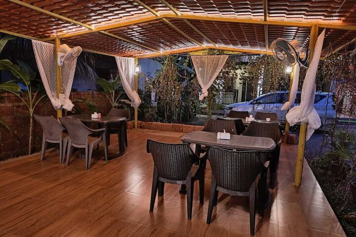 Dining 8 of 12