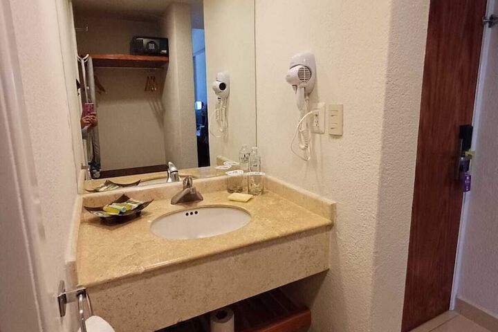 Room 9 of 15