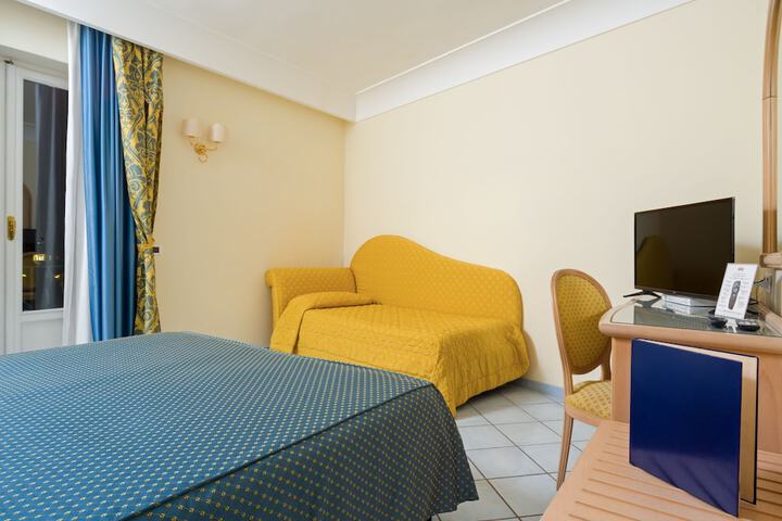 Room 6 of 81