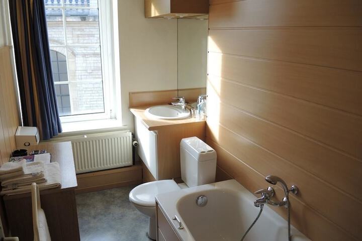 Room 16 of 40