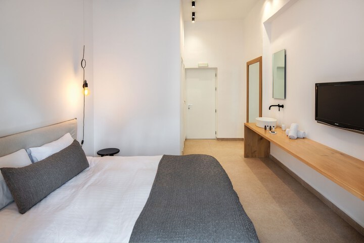 Room 27 of 66