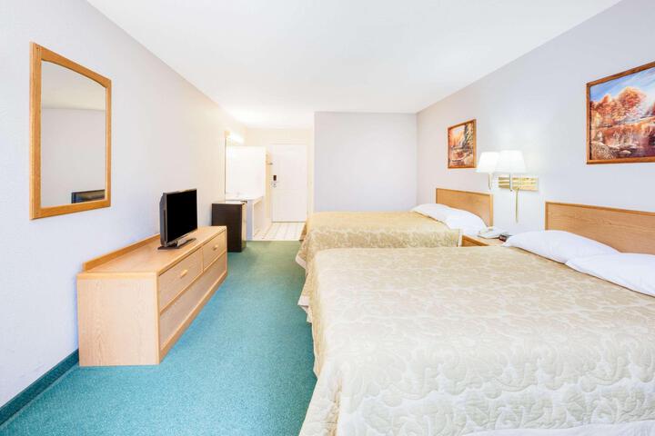 1 Queen Bed (8 of 10)