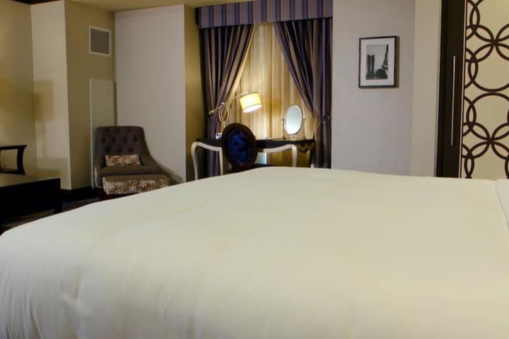 Deluxe King Bed (10 of 14)