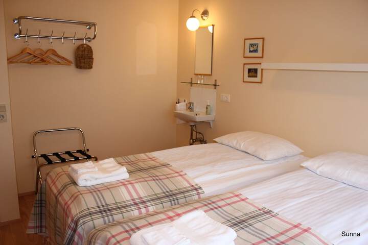 Room 6 of 90