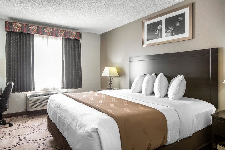 1 King Bed (5 of 21)