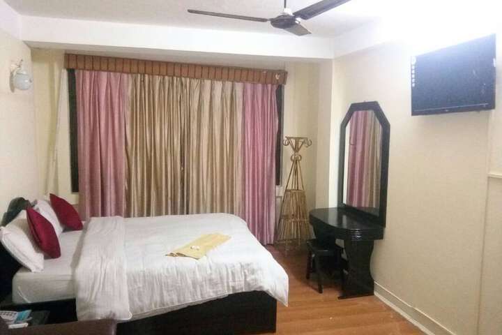 Room 13 of 33