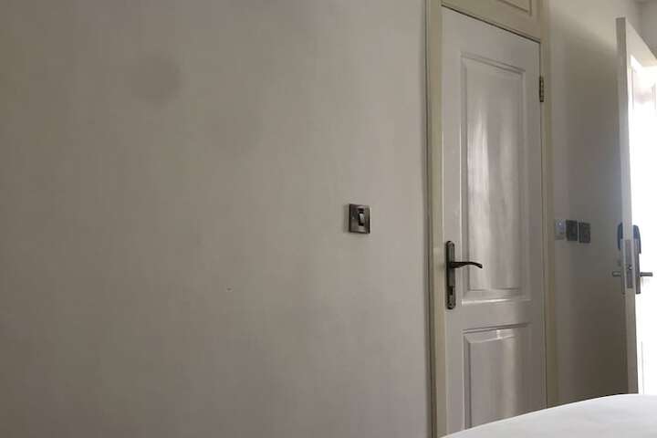 Room 10 of 29