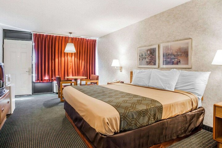 1 King Bed (5 of 8)