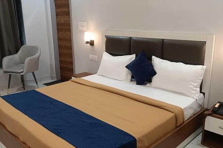 Room 5 of 8