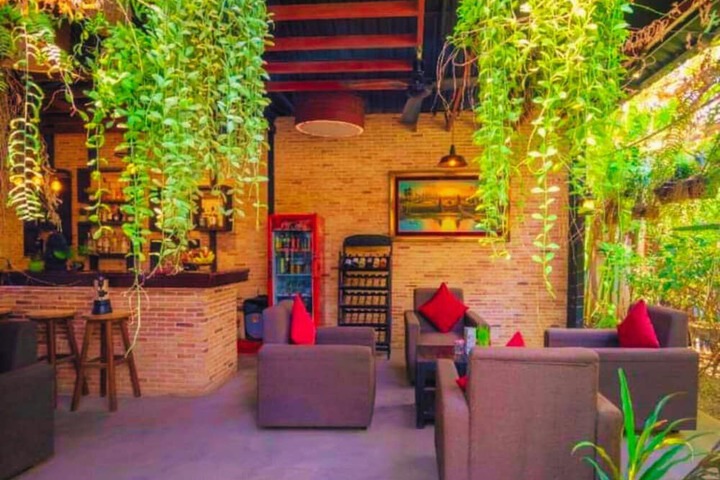 Lounge 148 of 298