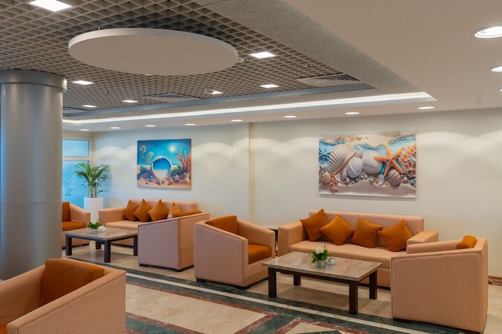 Lounge 54 of 83
