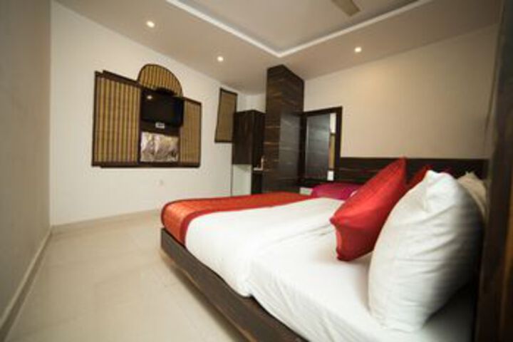 Room 9 of 14