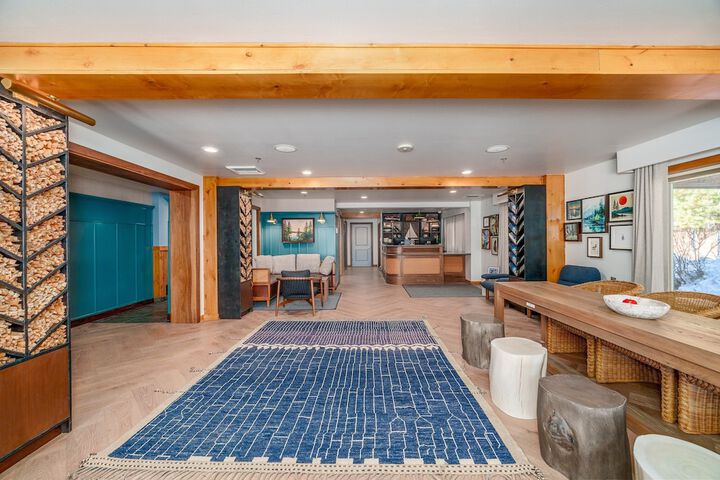 Entrance & Lobby