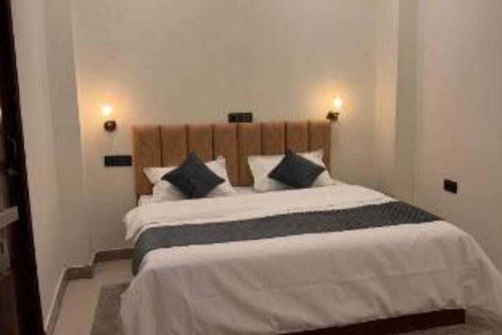 Room 5 of 11