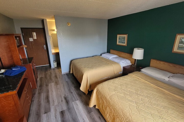 Room 10 of 33