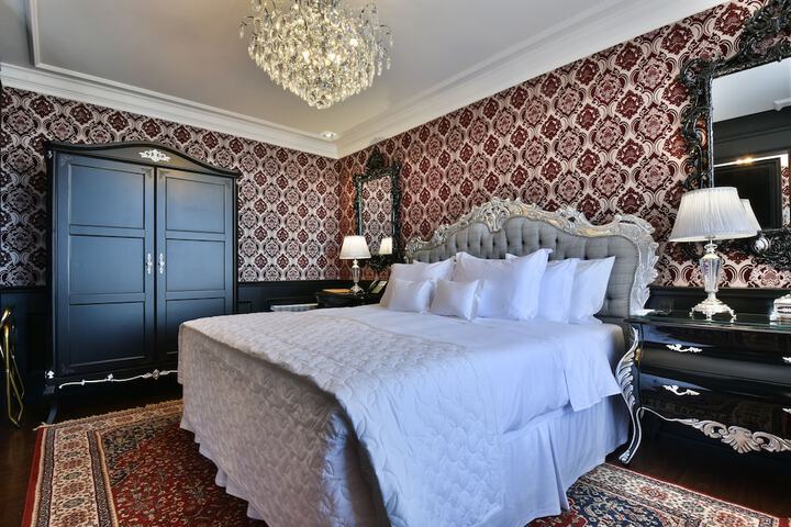 Room 16 of 122