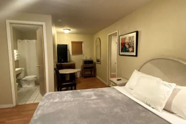 Room 6 of 16