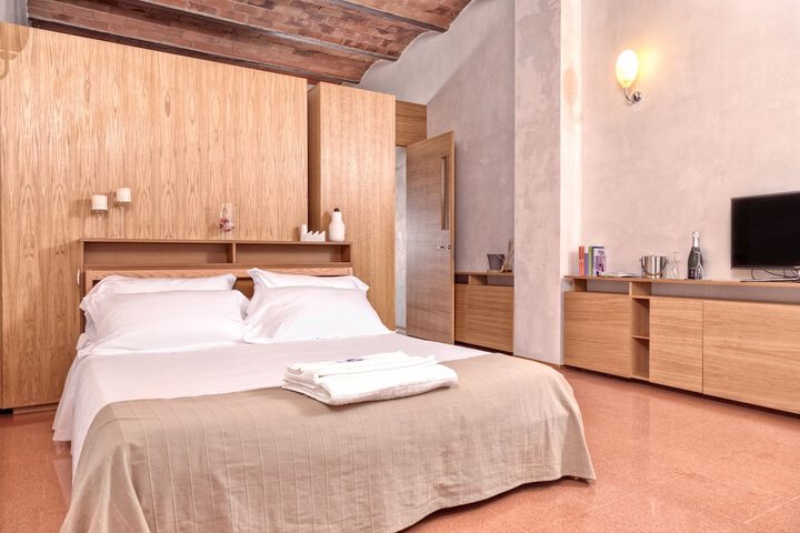 Room 4 of 73