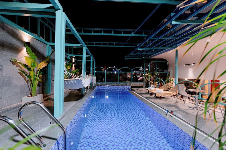 Pool 72 of 125