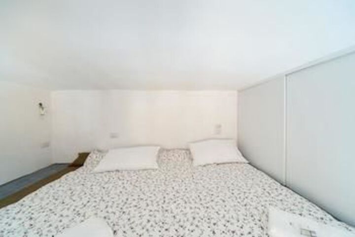Room 8 of 12