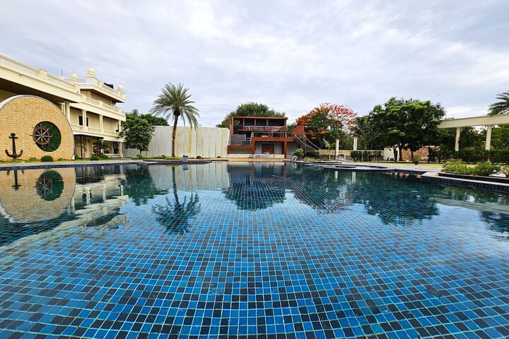 Pool Hotel