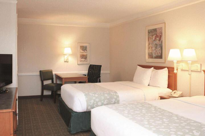 1 King Bed Mobility Hearing Accessible Room Bathtub with Grab Bars (4 of 14)