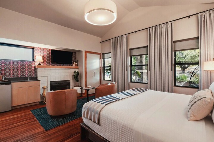 Room 14 of 77