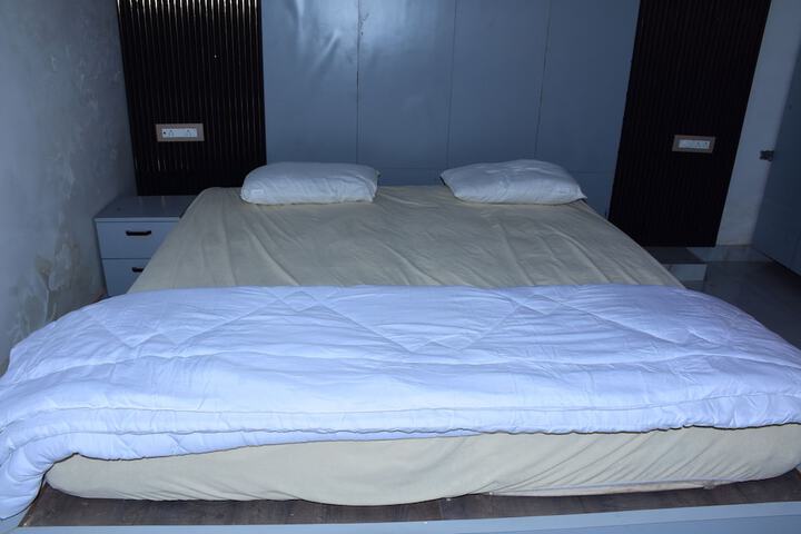 Room 6 of 28