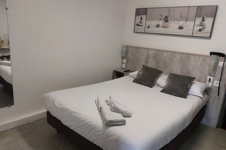 Room 9 of 42