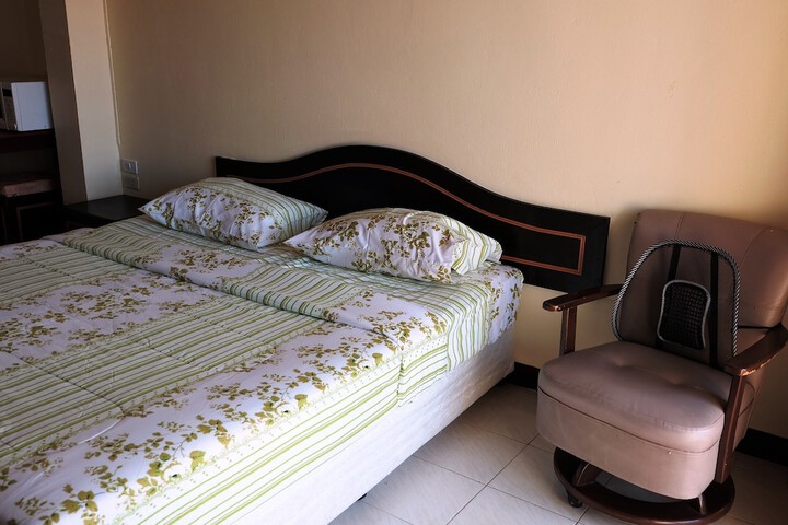 Room 8 of 18