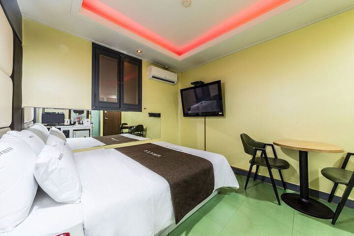 Room 53 of 75