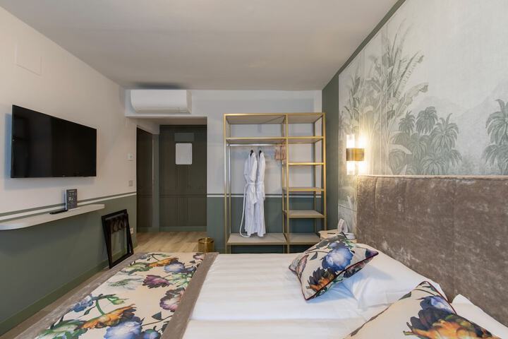 Room 44 of 80