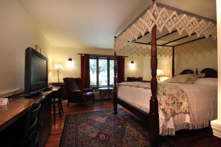 1 King Bed (3 of 6)