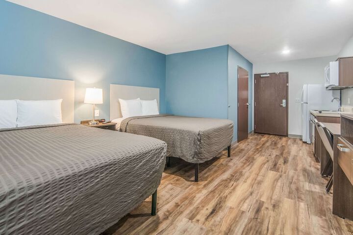 1 Queen Bed (5 of 22)
