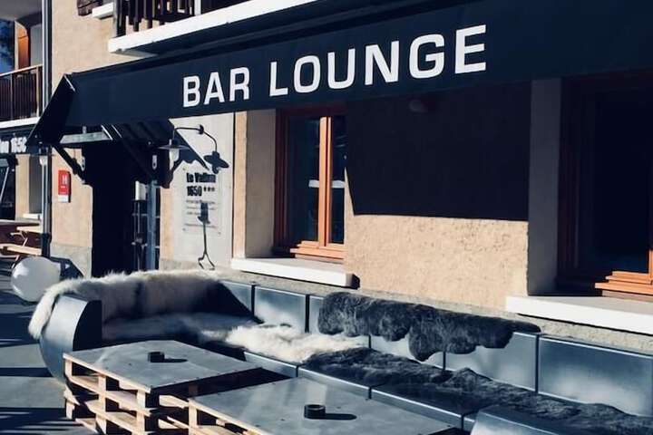 Lounge 44 of 56