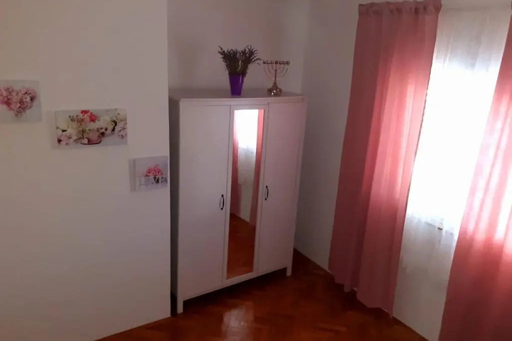Room 4 of 22