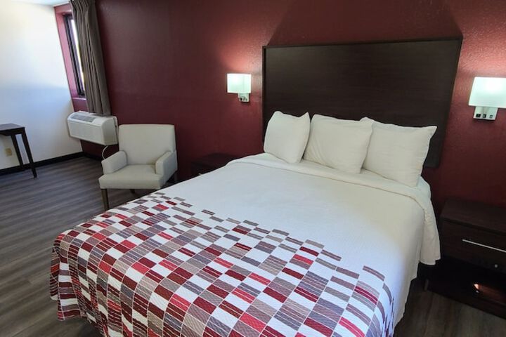 ADA Accessible Deluxe 2 Queen Beds with Roll in Shower (8 of 16)