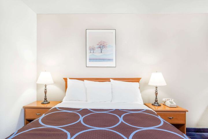 1 Queen Bed (1 of 16)