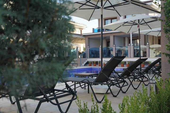 Hotel Exterior 176 of 177