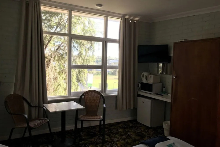 Room 5 of 16