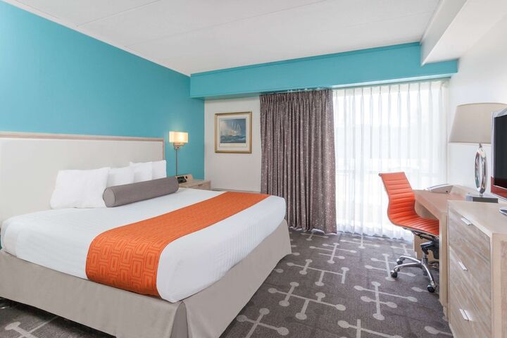 1 King Bed (5 of 7)
