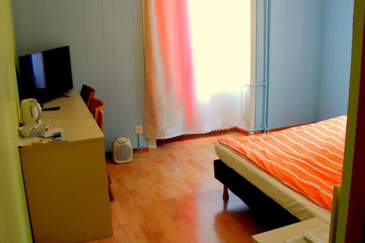 Room 4 of 33