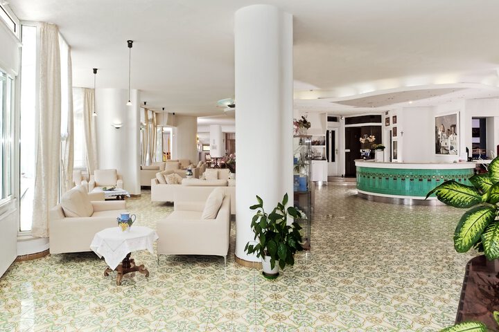Lounge 21 of 36
