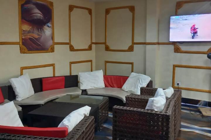 Room 6 of 13