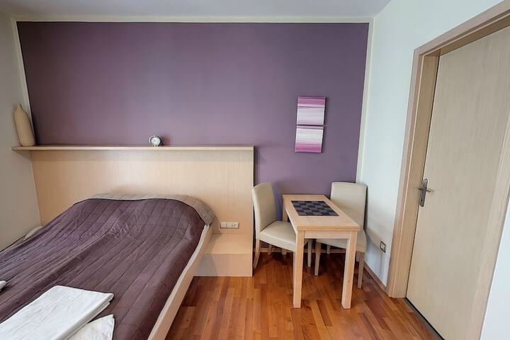 Room 10 of 98
