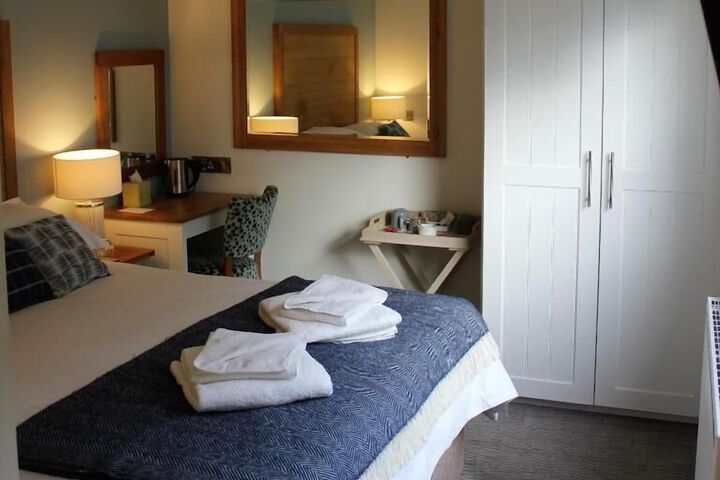 Room 5 of 11