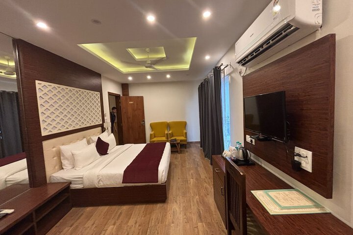Room 13 of 20