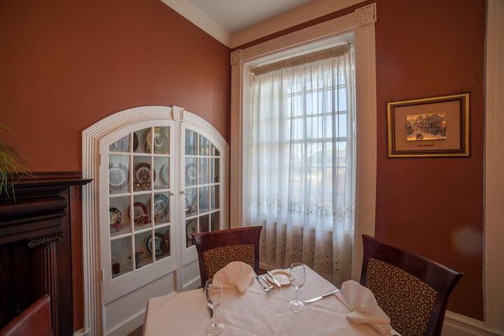 THE WOODLAWN INN