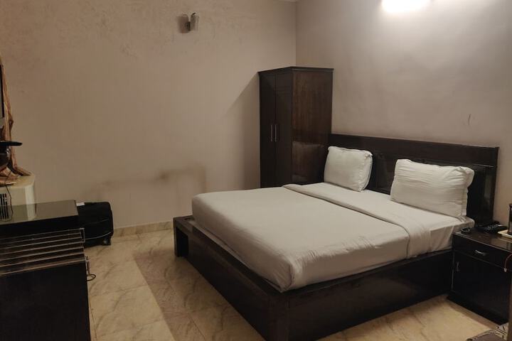 Room 4 of 14